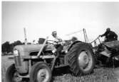 Åke Davidsson, Päregården, Bolum. 
Skörd på Häljesgården 1950-talet.