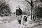 Elsa och Tussie i slutet av allén på Häljesgården, 1940-talet.