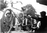 Herrcykel köpt hos Knut Olsson, Varnhem år 1932. 
Cykeln har tillhört Axel Lager. 
Enligt Lars Eriksson var denna cykel extremt lång och man fick sakta ned i god tid innan man skulle svänga, i annat fall hamnade man i diket.