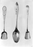 Nu i Västergötlands museums samlingar.
Saltspade av silver inv.nr: 85 782, 
Kaffeskedar 12 st, inv. nr: 85 792. 
Saltspade av silver inv. nr: 85 781.