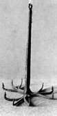 I Västergötlands museums samlingar.
Inv.nr:48797.

Såtekrok, redskap som användes vid fiske av Lake, man agnade krokarna med något ljust föremål (vit tygbit el. dyl.) som sedan Laken högg i.