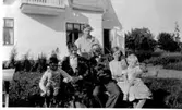 Ella Sahlin (f. Dimberg) stående längst bak.

Olle och Märta (f. Påhlman) Sahlins samling, Göteborg.