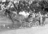 Utanför Petterssons port.

Skräddarmästare Carl G. Petterssons samling, Törestorp, Daretorp. Fotona är från slutet av 1800-talet till början av 1900-talet.