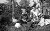 Idyll från Törestorp. Hilma Pettersson med barnen Odencrants, Härlingstorp omkring 1890-1920 talet.

Skräddarmästare Carl G. Petterssons samling, Törestorp, Daretorp. Fotona är från slutet av 1800-talet till början av 1900-talet.