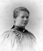 Fru Maja Lindqvist, Tidaholm. Maka till trädgårdsmästare C. Lindqvist.Skräddarmästare Carl G. Petterssons samling, Törestorp, Daretorp. Fotona är från slutet av 1800-talet till början av 1900-talet.