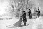 Skräddarmästare C. G. Pettersson med familj.

Skräddarmästare Carl G. Petterssons samling, Törestorp, Daretorp. Fotona är från slutet av 1800-talet till början av 1900-talet.