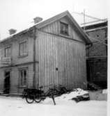 Gåva från Hjalmar Magnusson gm. K-G Lindqvist, Skara. Skara, Kv. Vesta, Mors Minne, byggnadstiden 1949-50.