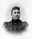 Sigrid von Hall.Emmy & Anna Sandelin drev fotoateljé på Kungsgatan 53 i Uppsala och i Ulricehamn.