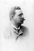 Bankdirektör Muhr.

Charlotte Hermanson, f. 1852, drev fotoateljé på Torggatan 47 i Skara under åren 1885-1916. Filial i Lundsbrunn.