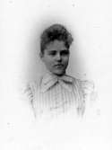 Maria Lundbäck, 1857-1927, drev fotoateljé på Lagerbergsgatan 13 i Uddevalla. Firman eteblerades 1883. Filial i Trollhättan. 
Hon var först elev hos Josefina Rydholm och blev sedan föreståndare för dennes ateljé 1880.
