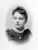 Charlotte Hermanson, f. 1852, drev fotoateljé på Torggatan 47 i Skara under åren 1885-1916. Filial i Lundsbrunn.