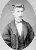 2002-02-12, AS. Carl Wilhelm Roikjer, född den 7/3-1842 i Köpenhamn. Död den 31/3-1902 i Malmö. Roikjer förde ett kringflackande liv och hade ateljéer i Göteborg, Alingsås, Vänersborg och Malmö. Första ateljén etablerades i Malmö 1862. Uppgifterna hämtade ur 