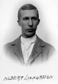 Albert Linnarsson.

Charlotte Hermanson, f. 1852, drev fotoateljé på Torggatan 47 i Skara under åren 1885-1916. Filial i Lundsbrunn.