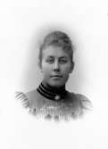 Har tillhört Eva Lindblom.

Ida Hammar drev fotoateljé på Skolgatan 13 & 14 i Skara. Firman etablerades 1895. Filial i Axvall och Nossebro.