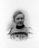 Har tillhört Eva Lindblom.

Ida Hammar drev fotoateljé på Skolgatan 13 & 14 i Skara. Firman etablerades 1895. Filial i Axvall och Nossebro.