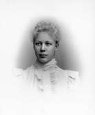 har tillhört Eva Lindblom.

Charlotte Hermanson, f. 1852, drev fotoateljé på Torggatan 47 i Skara under åren 1885-1916. Filial i Lundsbrunn.