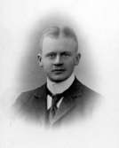 har tillhört Eva Lindblom.Charlotte Hermanson, f. 1852, drev fotoateljé på Torggatan 47 i Skara under åren 1885-1916. Filial i Lundsbrunn.