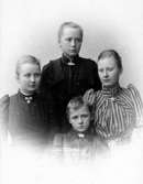 har tillhört Eva Lindblom.

Lina Jonn, 1861-1896, drev fotoateljé på Bantorget 6 i Lund under åren 1891-1896. Firman etablerades 1891. Hon utbildade även sina systrar Hanna och Maria till fotografer. Firman övertogs av Maria, som drev den 1896-1903.