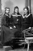 har tillhört Eva Lindblom.

Sigrid, Inez, Hildur den 27 okt. 1900.

Charlotte Hermanson, f. 1852, drev fotoateljé på Torggatan 47 i Skara under åren 1885-1916. Filial i Lundsbrunn.