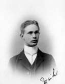 Erik år 1905.Charlotte Hermanson, f. 1852, drev fotoateljé på Torggatan 47 i Skara under åren 1885-1916. Filial i Lundsbrunn.