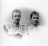 tillhört Theofila Lindblom.

Charlotte Hermanson, f. 1852, drev fotoateljé på Torggatan 47 i Skara under åren 1885-1916. Filial i Lundsbrunn.