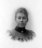 tillhört Theofila Lindblom.

Ida Hammar drev fotoateljé på Skolgatan 13 & 14 i Skara. Firman etablerades 1895. Filial i Axvall och Nossebro.