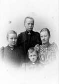 tillhört Theofila Lindblom.

Lina Jonn, 1861-1896, drev fotoateljé på Bantorget 6 i Lund under åren 1891-1896. Firman etablerades 1891. Hon utbildade även sina systrar Hanna och Maria till fotografer. Firman övertogs av Maria, som drev den 1896-1903.