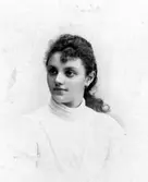 Rosa Grünberg, 15 år konfirmand år 1893. (sedermera maka till Yngve Sjöstedt).

Inv. nr. 86879.

Rosalie Sjöman,1833-1919, fotograf med egen ateljé, först på Drottninggatan 42 i Stockholm, 1864-1875, senare på Regeringsgatan 6, 1881-1905. Hon hade ett tiotal anställda och kunde så småningom öppna fem filialer i b la Kalmar, Halmstad och Vaxholm. Hon var en av de första och mest framgångsrika kvinnorna i fotobranschen.