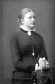 Fröken Anna Amnéus (sedermera maka til Fredrik Sjöstedt).

inv.nr. 86879.