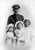 Krigsintendent Henry Norman Mac Adam, Ontario, Canada, gift med Lottie Sjöstedt (dotter till Ernst Sjöstedt), med barnen: Mary och Katharine (samt Charlotte, död, äldst).

inv. nr. 86879.