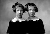 Mary och Katharine Mac Adam. Tvillingsystrar, döttrar till Lottie Mac Adam, född (Ernst Sjöstedt Ontario, Canada..

inv. nr. 86879.