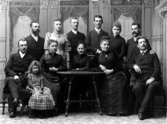 Vid bror Gustafs bröllop i Stockholm, 24 Maj 1890. Stående: Gustaf och Helen (brudparet), Yngve Sjöstedt, Maths Sjöstedt, Jessie och Ernst Sjöstedt. Sittande: Sten Sjöstedt, Fru Mathilda Broberg född Sjöstedt, Mor, Fru Maria Gallander född Sjöstedt, Erik Gallander, Längst fram: Lottie Sjöstedt.

inv. nr. 86879.