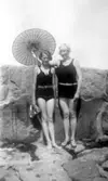 Lerhamn Juli 1930: Britt och Margit Fellenius.

inv. nr. 86879.