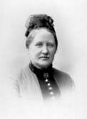 Fru Kullberg, mor till Fru Helen Sjöstedt (fru Gustav G:son Sjöstedt) född Wahlström född 3 okt. 1832 död 11 aug. 1902.