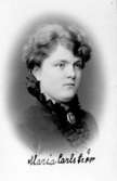 Maria Carlström.

Charlotte Hermanson, f. 1852, drev fotoateljé på Torggatan 47 i Skara under åren 1885-1916. Filial i Lundsbrunn.