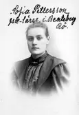 Sofia Pettersson, Folkskollärare i Beateberg, Rö.

Rosalie Sjöman,1833-1919, fotograf med egen ateljé, först på Drottninggatan 42 i Stockholm, 1864-1875, senare på Regeringsgatan 6, 1881-1905. Hon hade ett tiotal anställda och kunde så småningom öppna fem filialer i b la Kalmar, Halmstad och Vaxholm. Hon var en av de första och mest framgångsrika kvinnorna i fotobranschen.