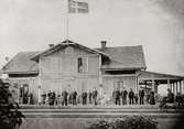 L.S.S.J. 
(Lidköping-Skara-Stenstorps Jernväg).
Axvalls järnvägsstation år 1886. 
Observera att stationsbyggnaden har spåntak och flaggstång, saknar klocka samt har annat staket i verandan än vad senare tids fotografier utvisar.