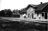 L.S.S.J. 
(Lidköping-Skara-Stenstorps Jernväg).
Axvalls station omkring 1920.