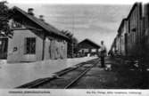 L.S.S.J. (Lidköping-Skara-Stenstorps Jernväg). 
Vinninga station vid sekelskiftet 1800 - 1900-talet. 
Reprofotografi av vykort.
