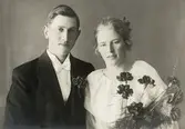 Karl EDDY Broholm.
Född 1897 i Södra Råda.
Död 1951 i Södra Råda.

RUTH Elisabeth, född Karlsson
Född 1901 i Södra Råda
Död 1939 i Visnums sn.