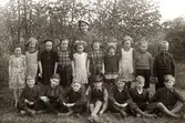 Lärarinnan Signe Jämte.
Aina Bladh två från vänster.