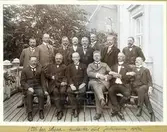 Fel årtal, kortet stansat med 1916.

1. F B Drakenberg
2. A T Larsson
3. C G Follin
4. August Lidell
5. G H V Hamilton
6. J V Billqvist
7. Adjunkt E Björnberg
8. S J O Nelsén
9. And. Kjellberg
10. A E Westermark
11. And. Hedly
12. G Harry Tham
13. L J Östlund
14. R Schéle