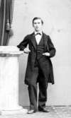 Provisor Victor Hennings.
Victor Reinholdt Hennings f. 03.04.1844 i Danmark. 
Son till Rudolph Wilhelm Frederick Hermann Hennings och Frida Johanne Clausen som ca. 1845 köpte herrgården Nolhaga vid Alingsås.