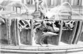Posedion.
Staty med fontän i Göteborg, uppförd av skulptören Carl Milles, f .23 juni 1875. d. 19 sept 1955. Han var även verksam i USA, mest känd för sina fontäner och andra verk i monumentalformat. 
Namnet Posedion, (grek, Poseid Â´aÂ´n), grekisk gud, betydande redan i mykenska källor, i senare grekisk religion havets och vattnets härskare, son till Kronos och Rhea och bror till Zeus och Hera.

1925-30.