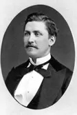 2002-02-04, AS. Carl de S. Född 1834. Död 1878. Kom till Sverige som politisk flykting från Serbien. de ShÃ¡rengrads öde har utförligt beskrivits i Bertil Widerbergs bok 