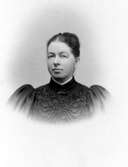 Karin Möller, f. 1870, drev fotoateljé i Alingås. Firman etablerades 1895.