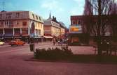 Affärer och folk på Stora torget i Vimmerby.