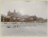 Bostadshus med domkyrkan i bakgrunden. Fiskaregatans förlängning 1896.