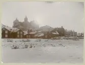 Bostadshus med domkyrkan i bakgrunden. Fiskaregatans förlängning 1896.