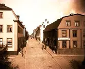 Kaggensgatan från Jordbrovalvet. Porslinaffär och järnhandel.